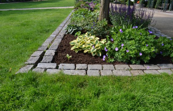 Flower Bed Mulching in Fenton